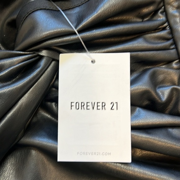 NWT Forever21 Black Faux Leather Twisted Mini Skirt With Back Zipper Size M - Picture 5 of 9